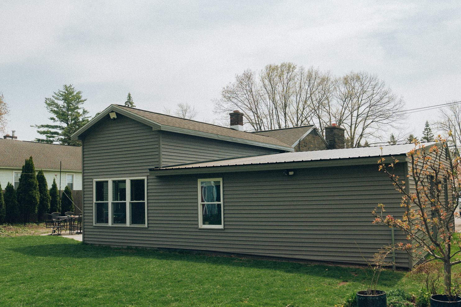 Roofing company team working in LaGrange NY